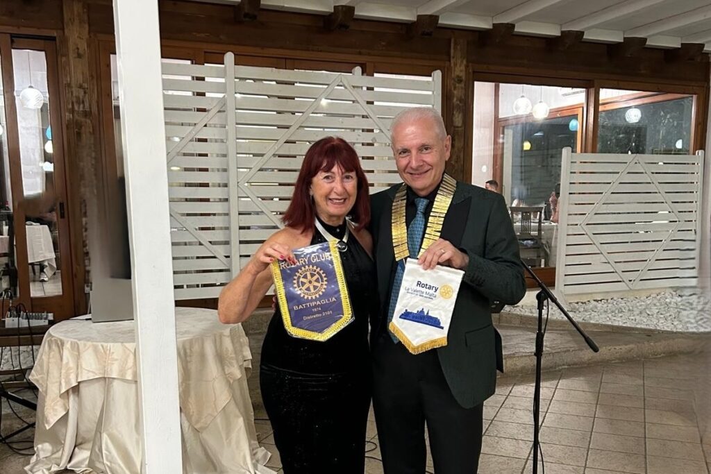 Marylene Hannan from Rotary Club La Valette exchanging banners with incoming President Ing. Luigi Bisaccia, of Rotary Battipaglia-Salerno