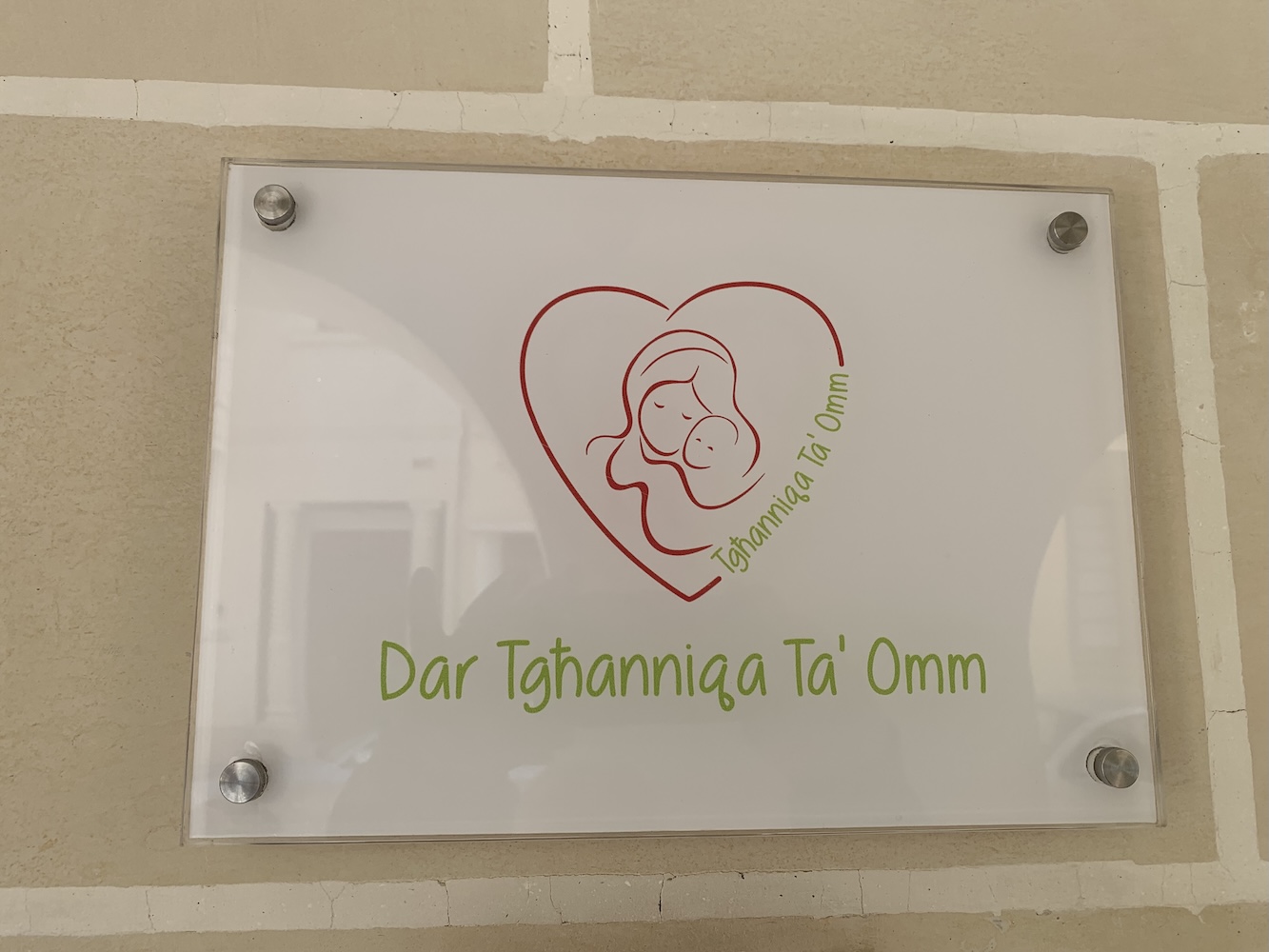 Dar tghanniqa ta’Omm plaque
