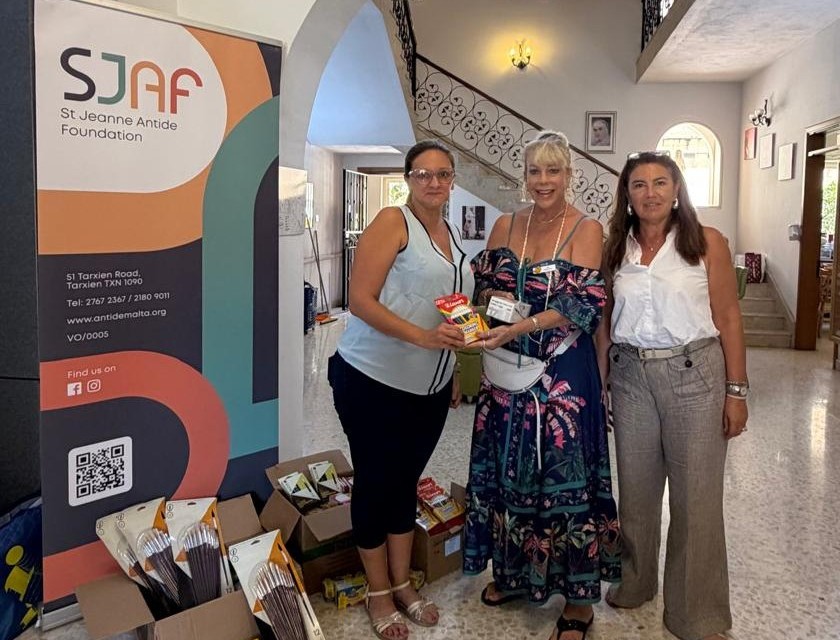 Rtn.Elizabeth Burke-Bates donating school items